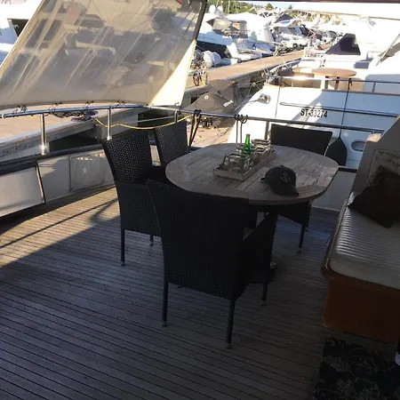 Vacation On The Sea! Botel
